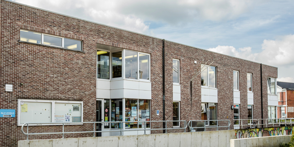Voorgevel van het bibliotheekgebouw in Borsbeek